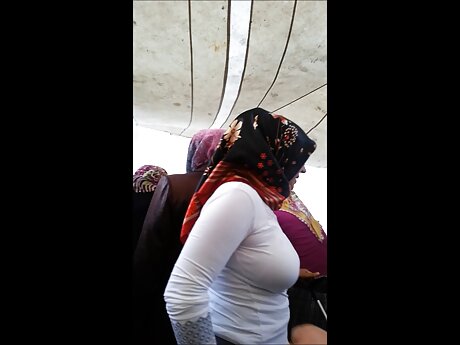 Brunette di sepatu hak gudang bokep mom tinggi semakin terbentur