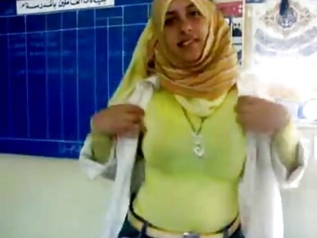Gadis pirang dengan gudang bokeb gratis payudara kencang suka mengisap