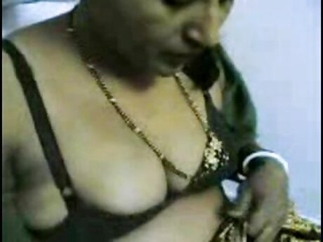 Busty brunette Chantelle Fox gudang porn sepong di ruang tamu