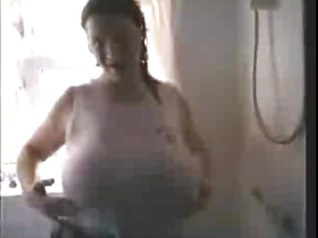 berambut panjang MILF Lastochka strip dan masturbasi di download gudang xxx cam