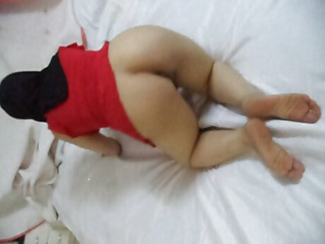Remaja seksi mengisap kontol gudang bokeb terbaru di studio
