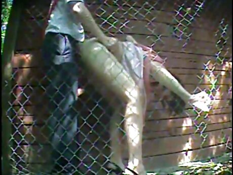 Bergelombang berambut MILF Nicole Rey menyebar gudang vidio bokef kakinya lebar untuk rock hard cock