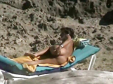 Slutty gudang bokrp babes bergiliran mengisap ayam