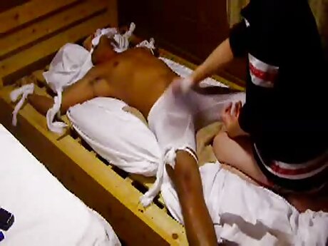 Busty brunette Sissy Neri kenikmatan pria kulit hitam di tepi kolam renang gudang vidio porn