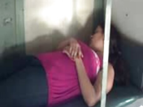 Gadis video gudang bokep bermata biru sedang mengendarai ayam keras