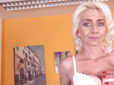 Petite blonde babe gudang bokep barat hot mengambil penis besar